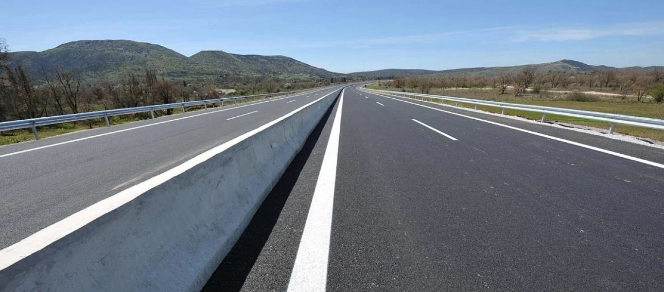 Εθνική οδός Κορίνθου - Τρίπολης: Aυτοκίνητο πήρε φωτιά εν κινήσει (βίντεο)